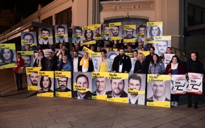 Juli Fernàndez i els membres d'ERC al Mercat Central | Roger Benet 